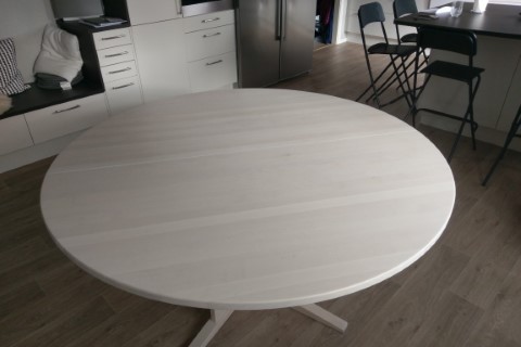 runt matbord vitvaxad björk
